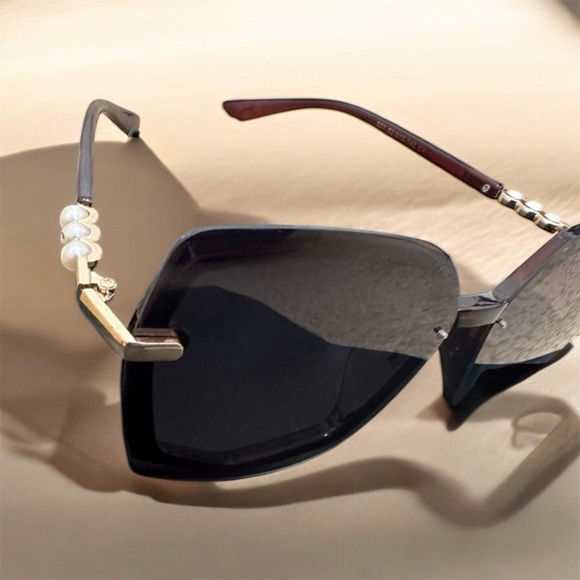 Accessories - Chic Oversized Black Sunglasses